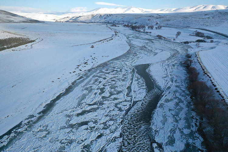 Ağrı'da buzla kaplanan Murat Nehri dronla görüntülendi.